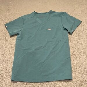 FIGS Leon Scrub Top for Men – 3 Pockets, Tailored Fit, Modern V-Neck size XS
